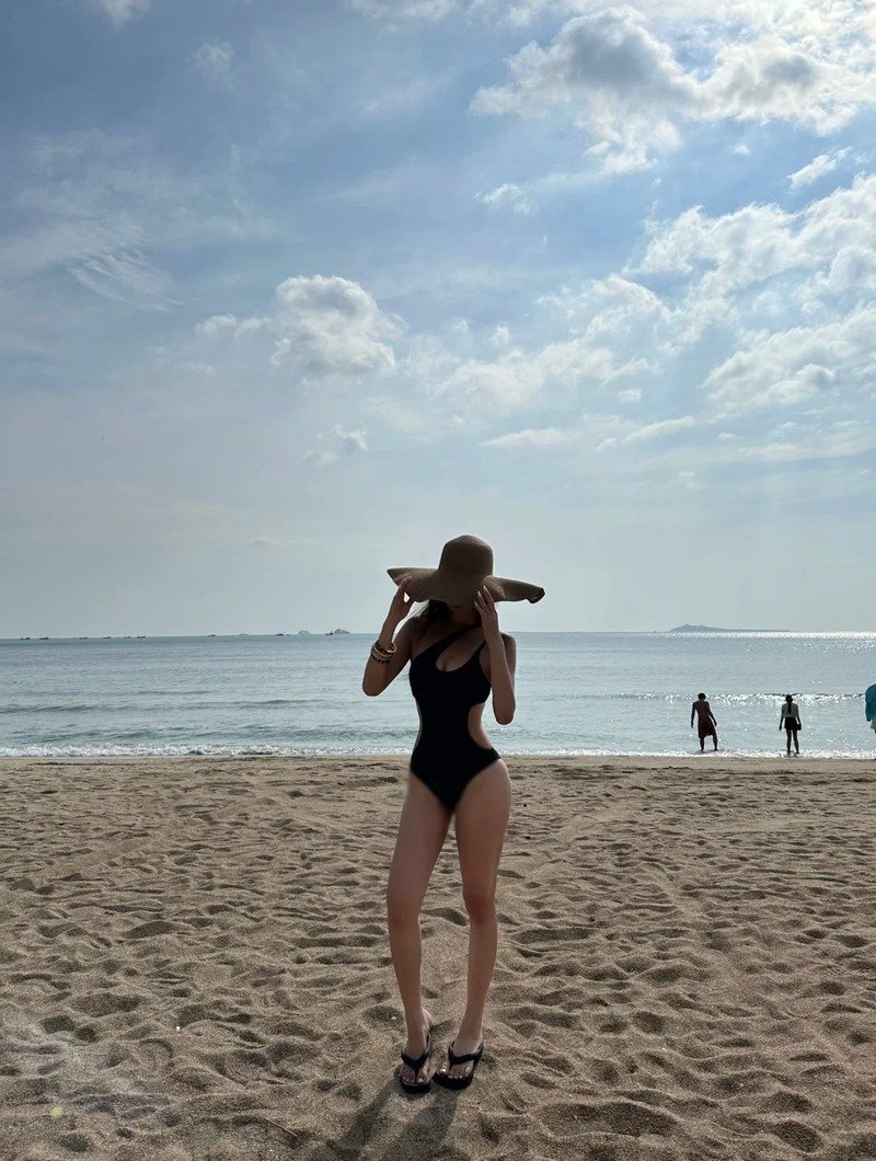 ảnh gái mặc bikini đen 30