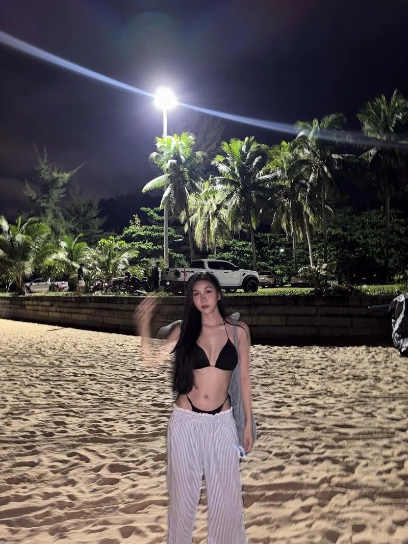 ảnh gái mặc bikini đen 35