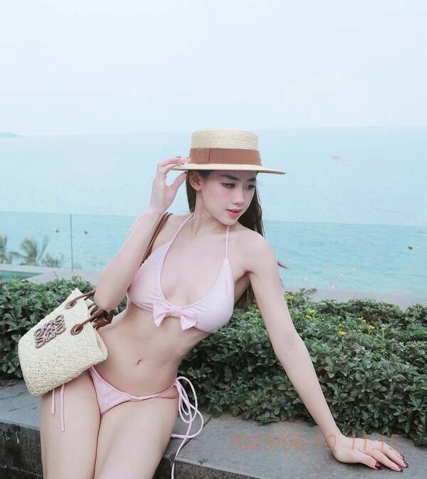 ảnh gái xinh bikini biển 19