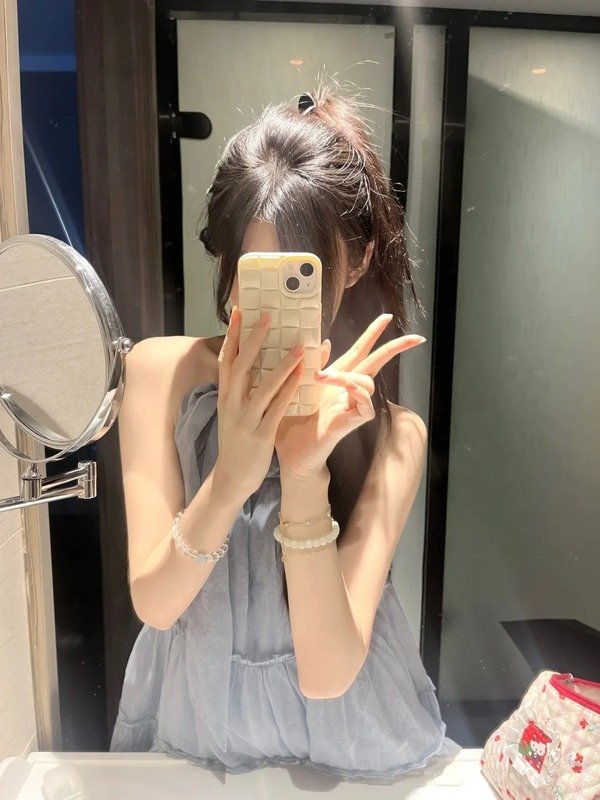 ảnh gái xinh che mặt bằng điện thoại 27