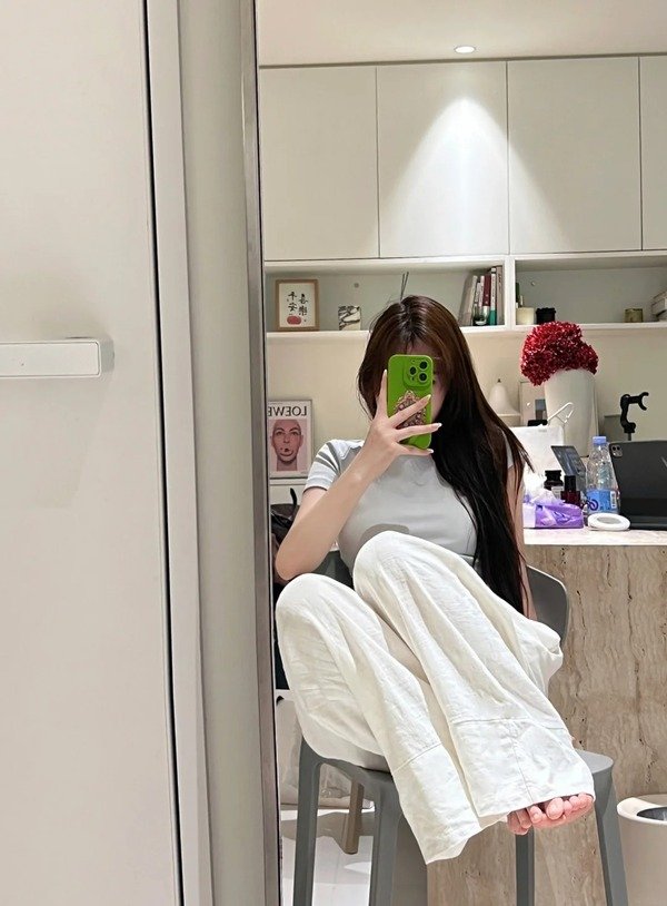 ảnh gái xinh che mặt bằng điện thoại 8