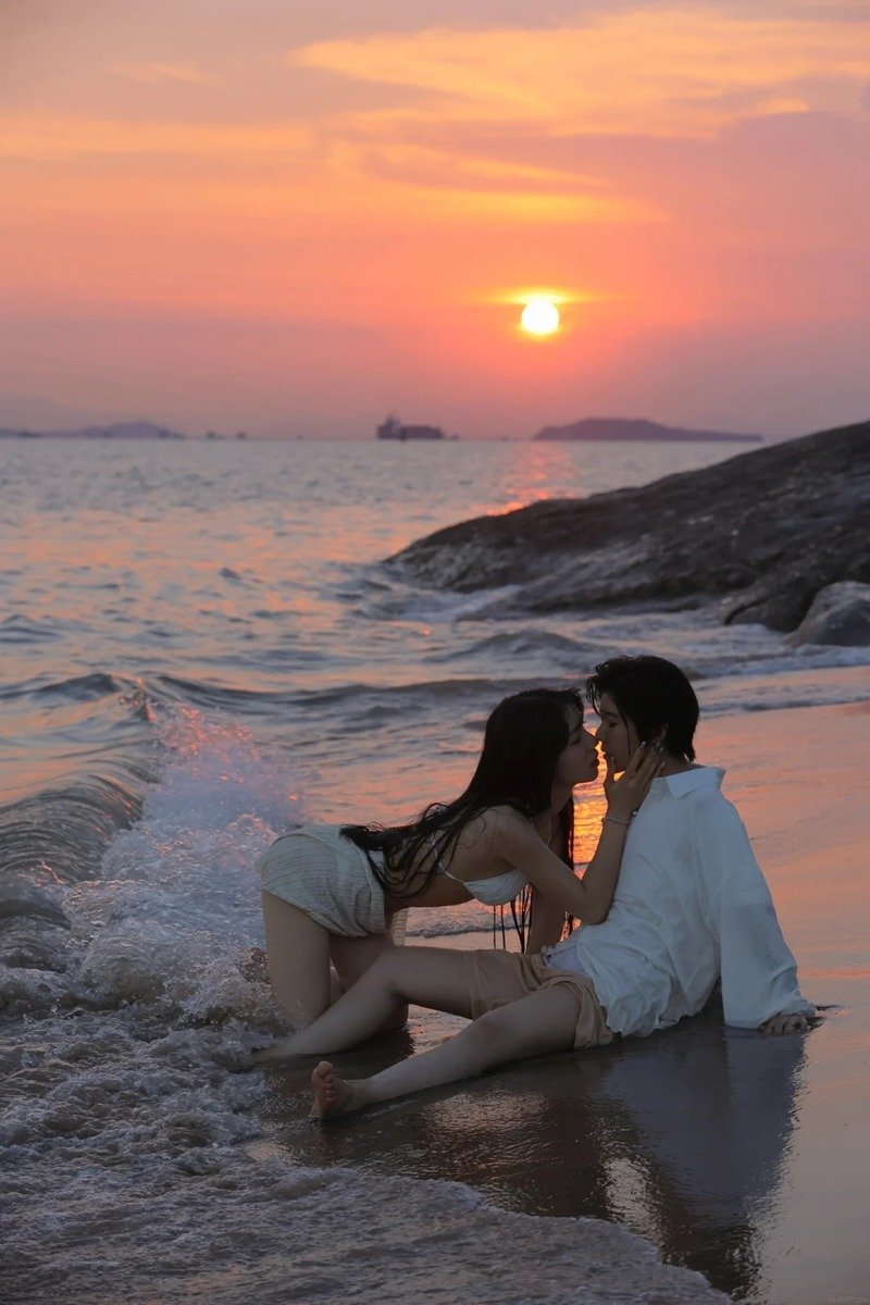 con gái mặc bikini hôn trai 1