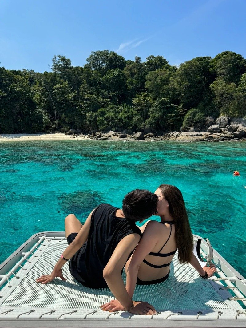 con gái mặc bikini hôn trai 10