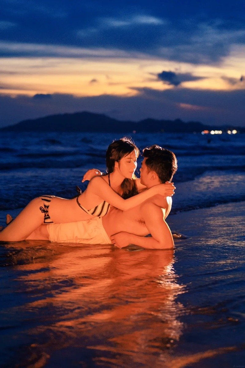 con gái mặc bikini hôn trai 12