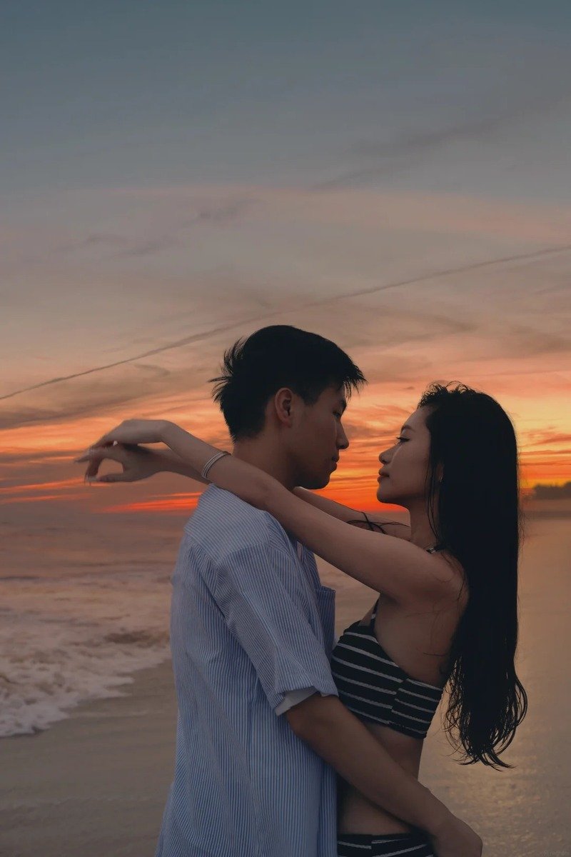 con gái mặc bikini hôn trai 14