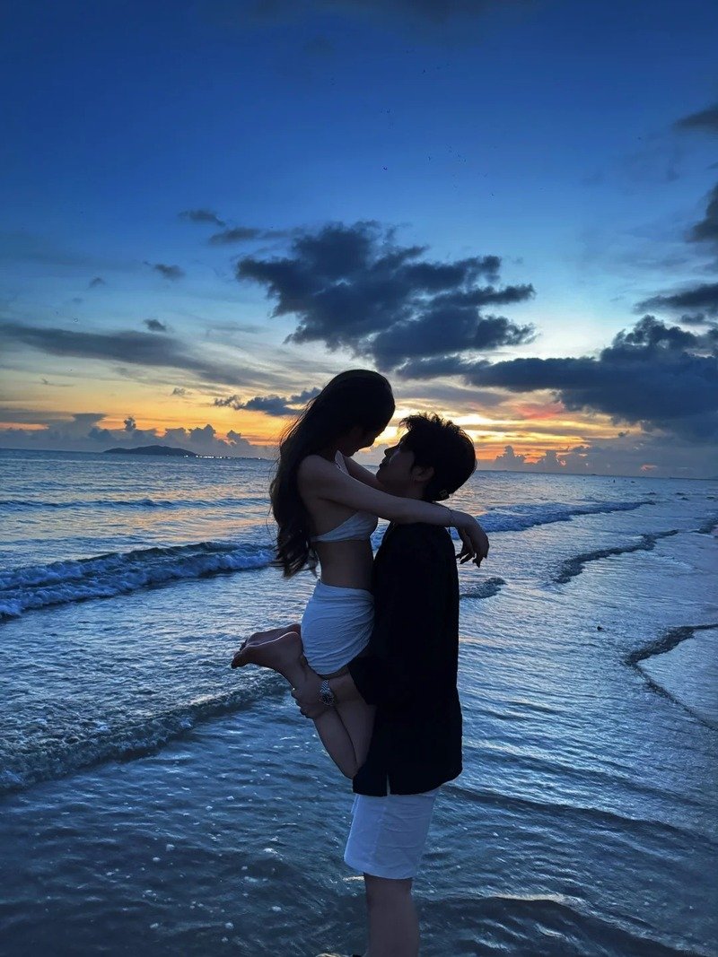 con gái mặc bikini hôn trai 15