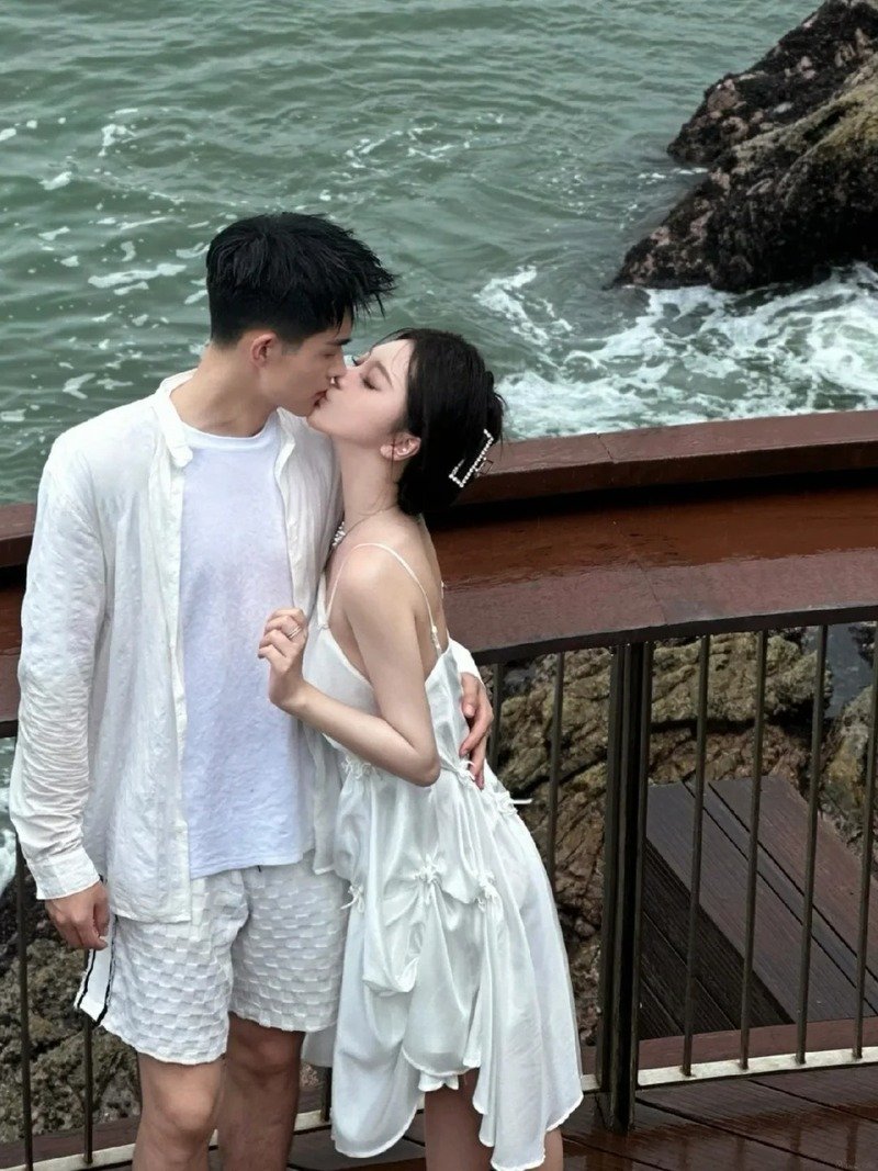 con gái mặc bikini hôn trai 19