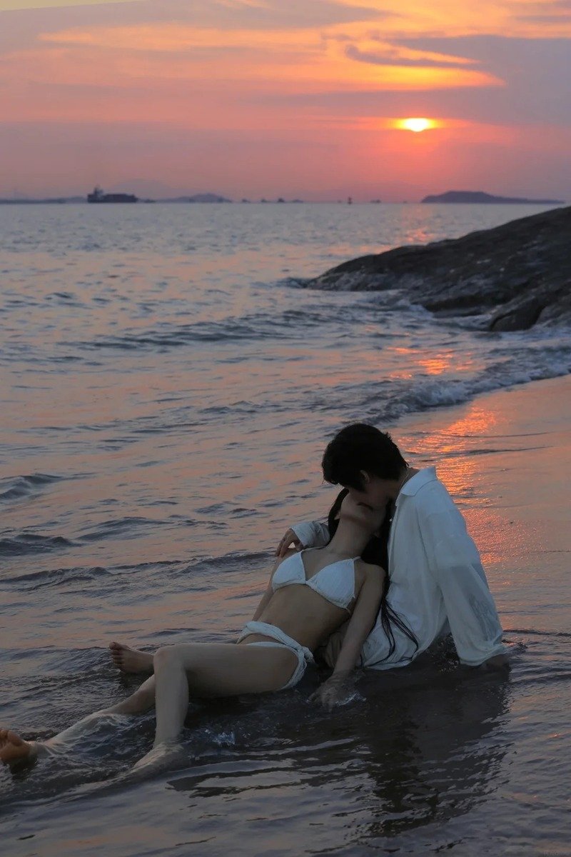 con gái mặc bikini hôn trai 2
