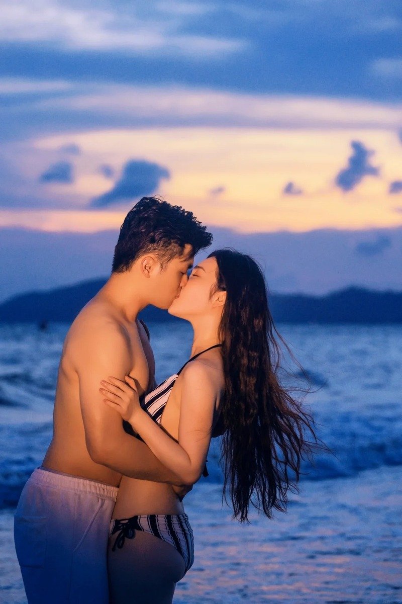 con gái mặc bikini hôn trai 25