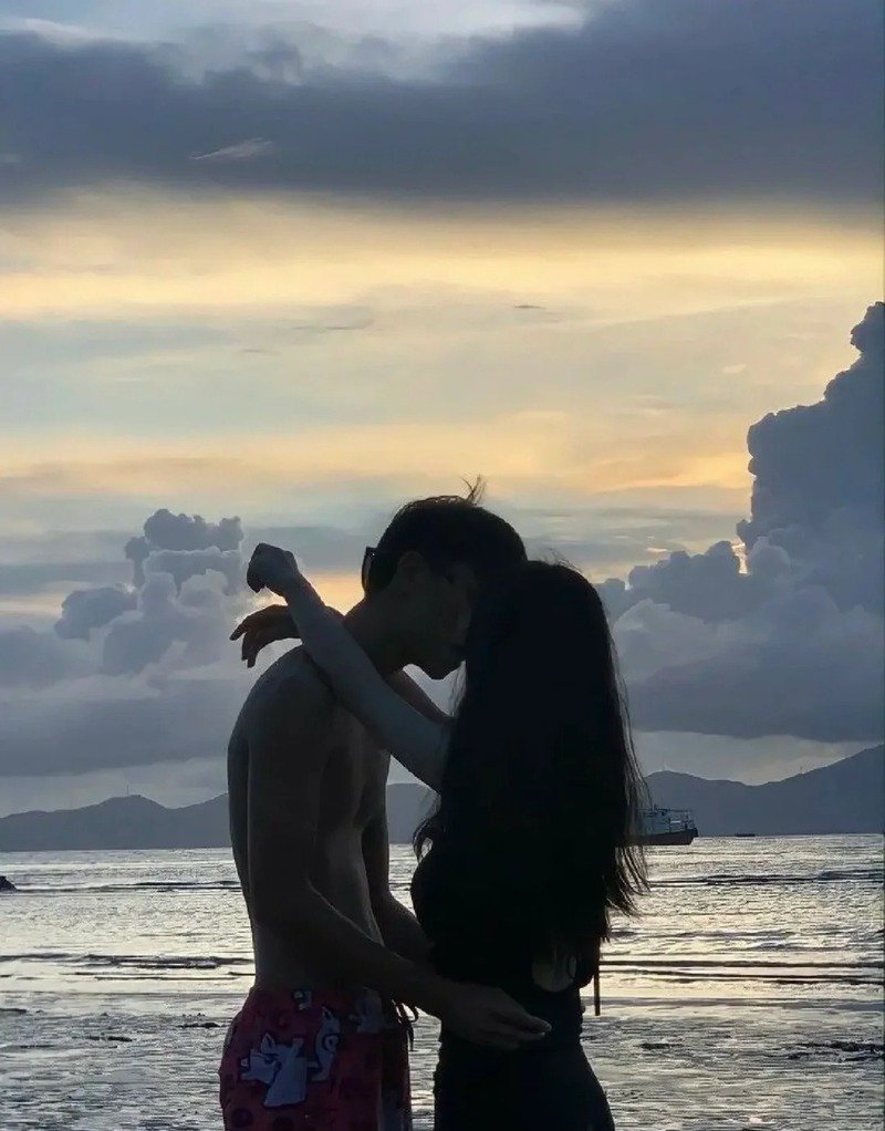 con gái mặc bikini hôn trai 27