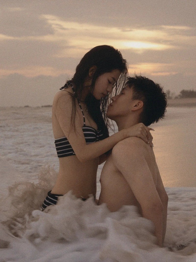 con gái mặc bikini hôn trai 3