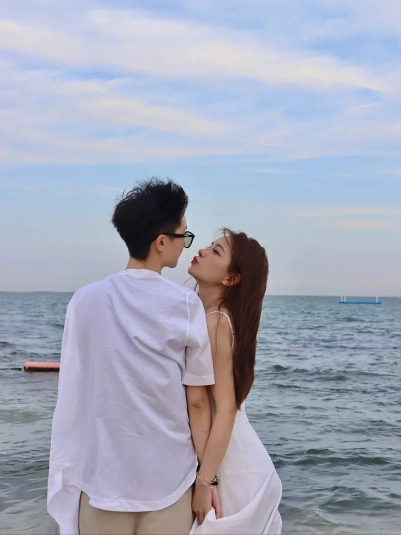 con gái mặc bikini hôn trai 31