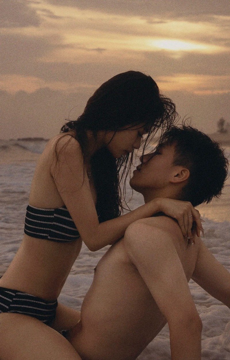 con gái mặc bikini hôn trai 33