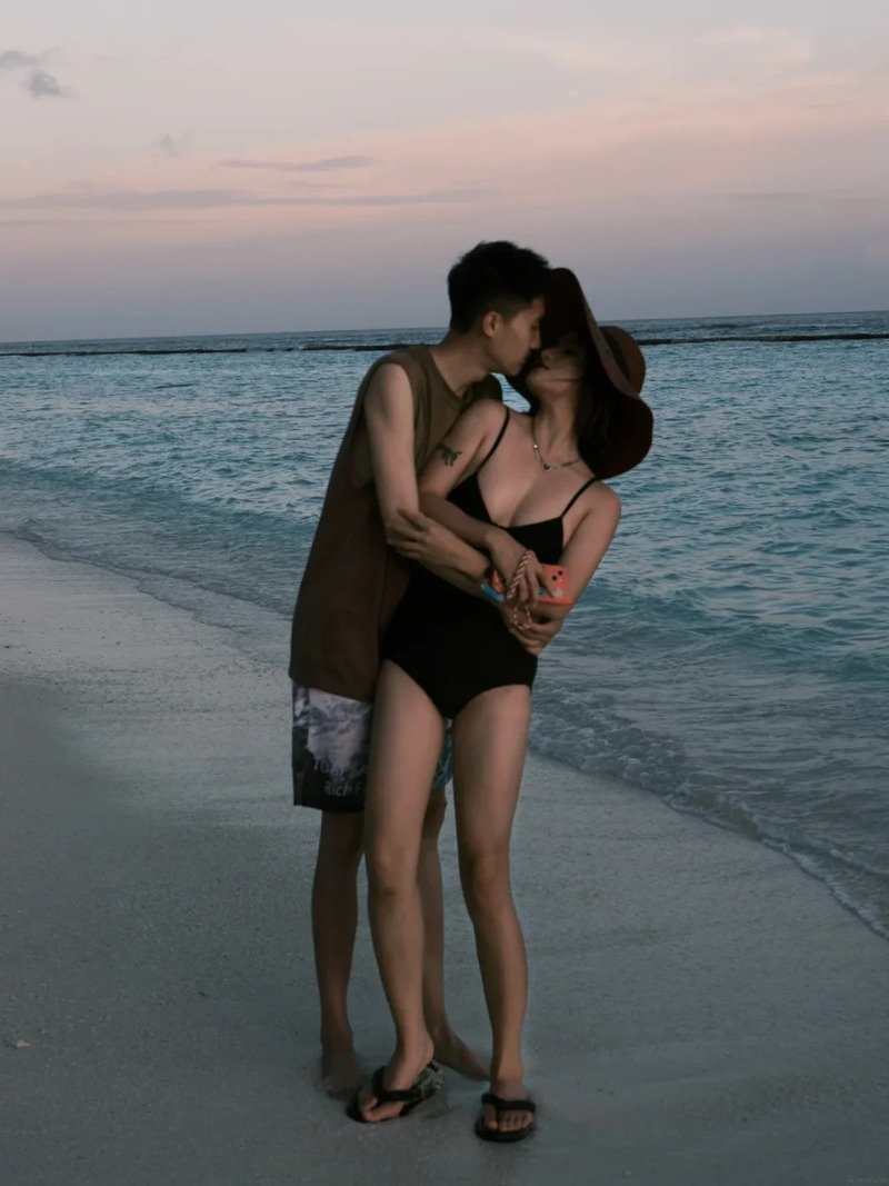 con gái mặc bikini hôn trai 34