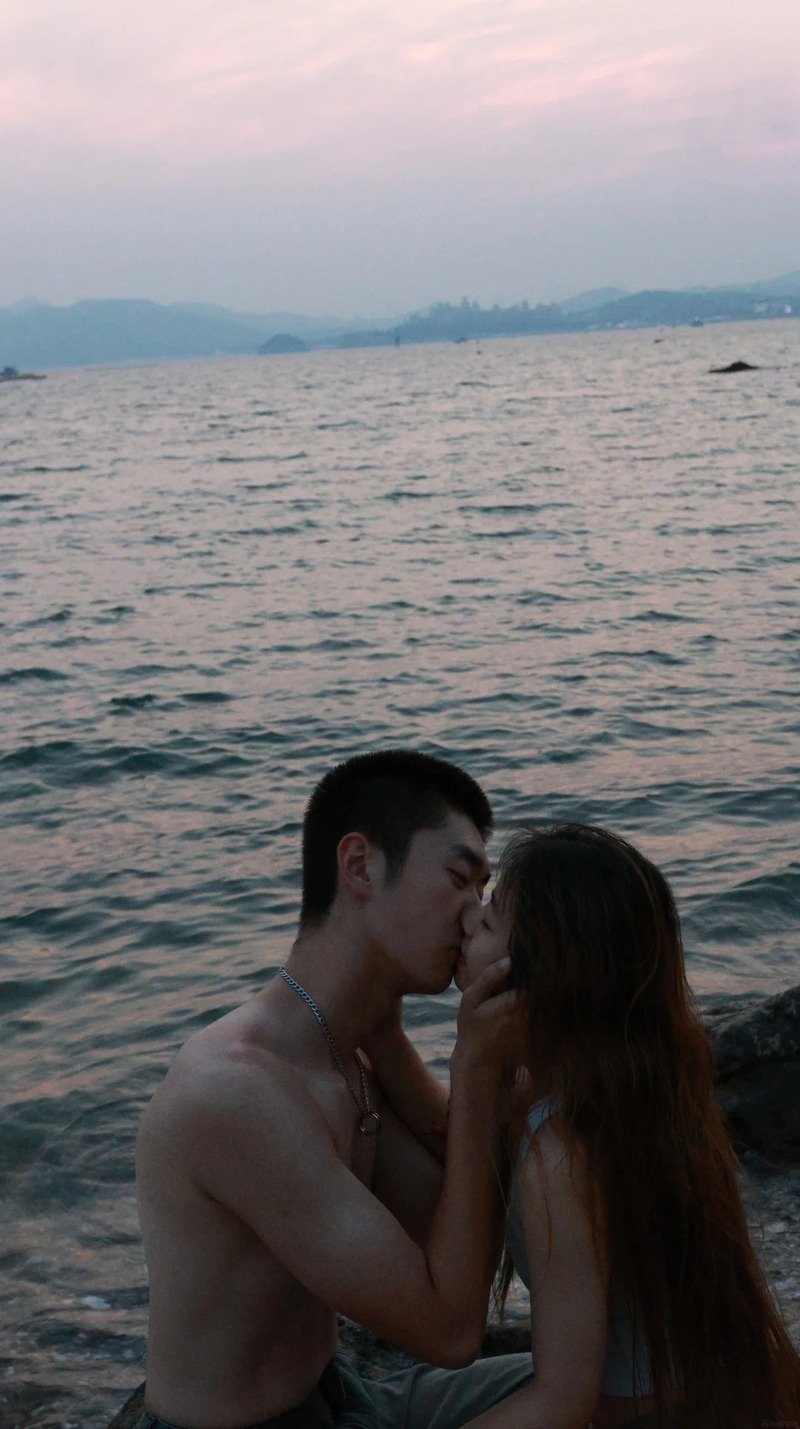 con gái mặc bikini hôn trai 35
