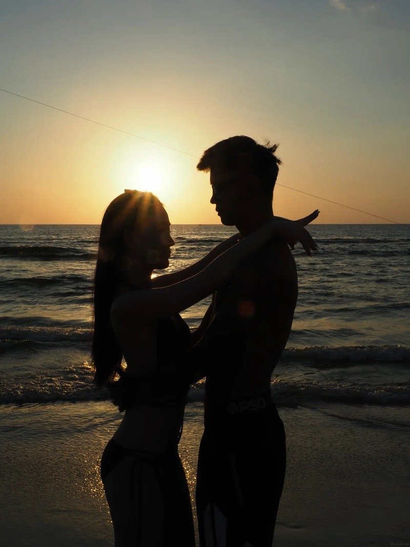 con gái mặc bikini hôn trai 6