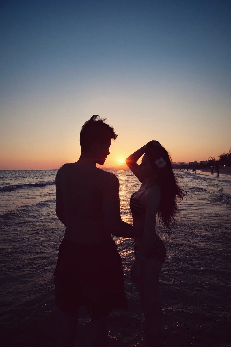 con gái mặc bikini hôn trai 7
