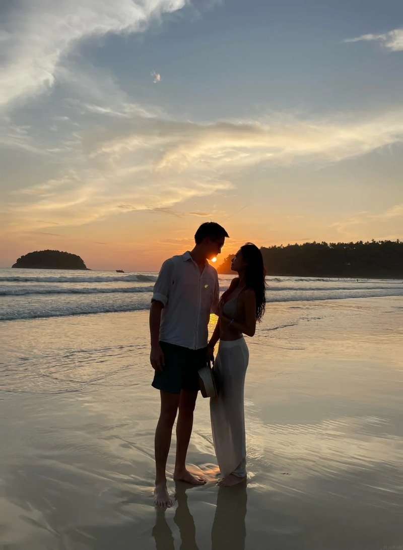 con gái mặc bikini hôn trai 8