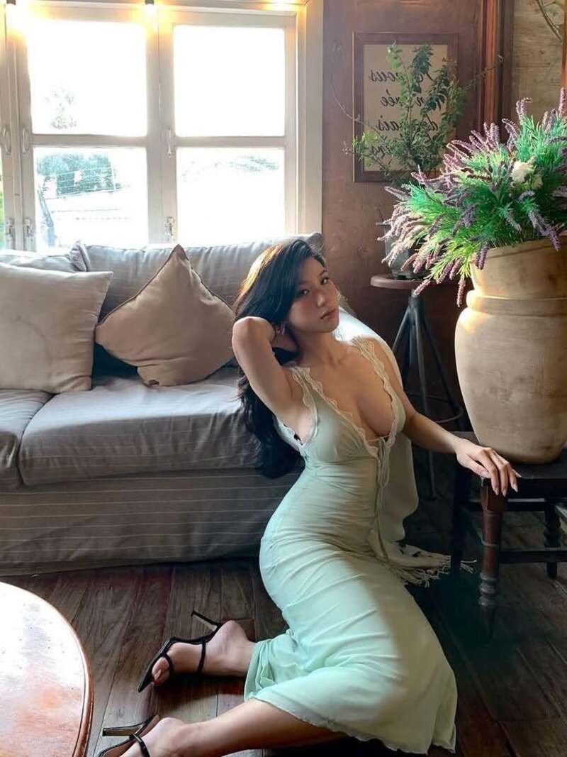 gái mặc bikini trong nhà 32