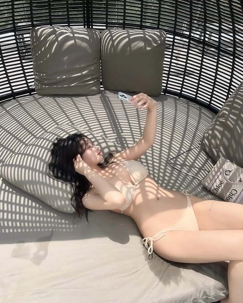 gái mặc bikini trong nhà 33