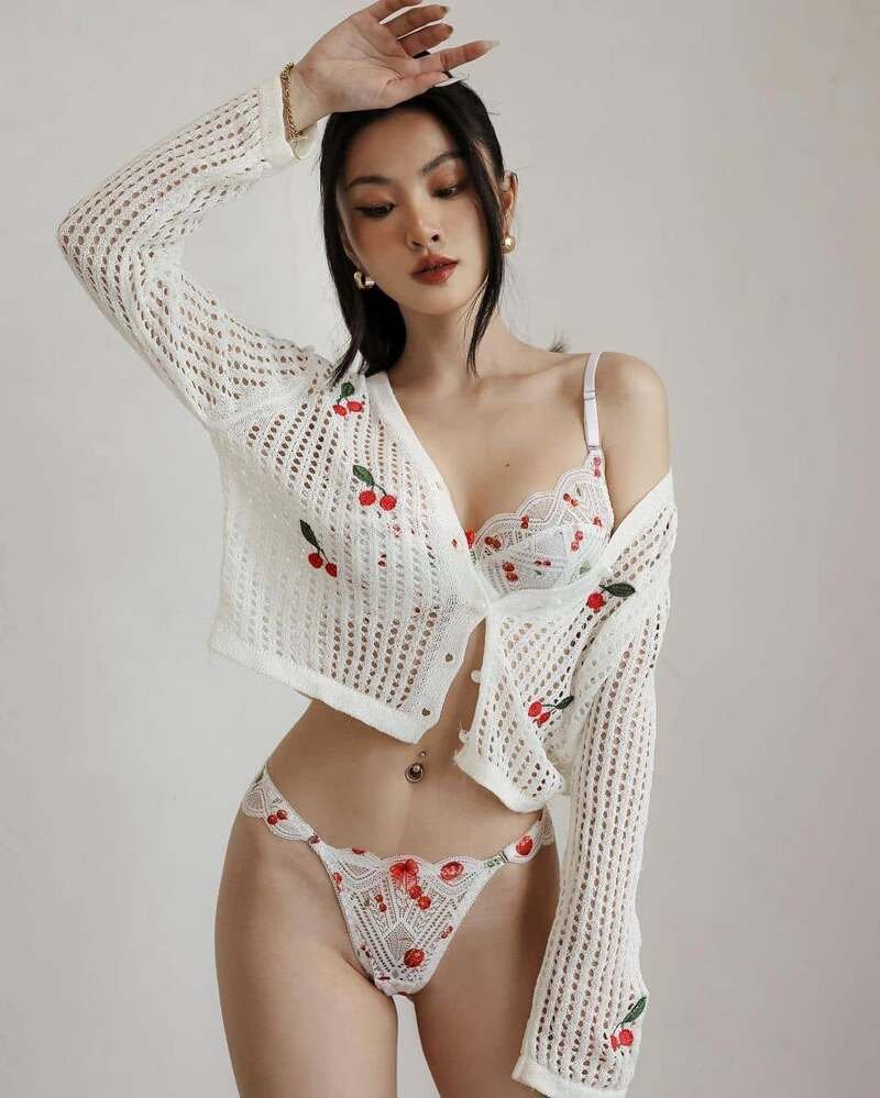 gái mặc bikini trong nhà 9