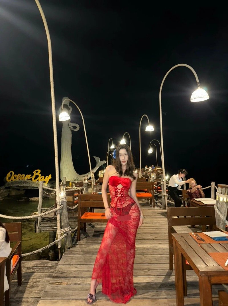 gái mặc bikini trong suốt 14
