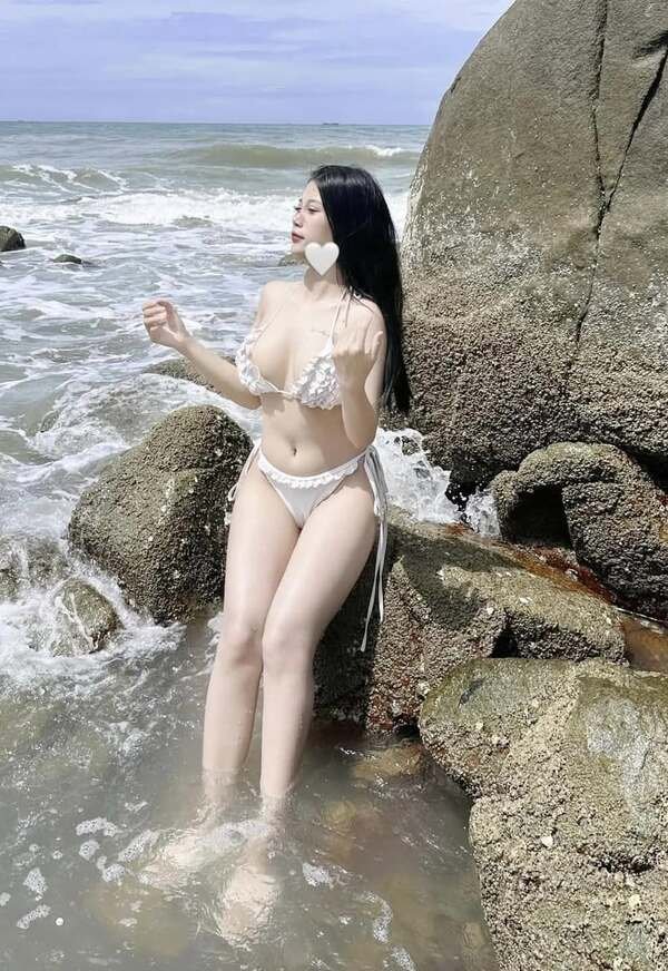 gái mặc bikini trắng