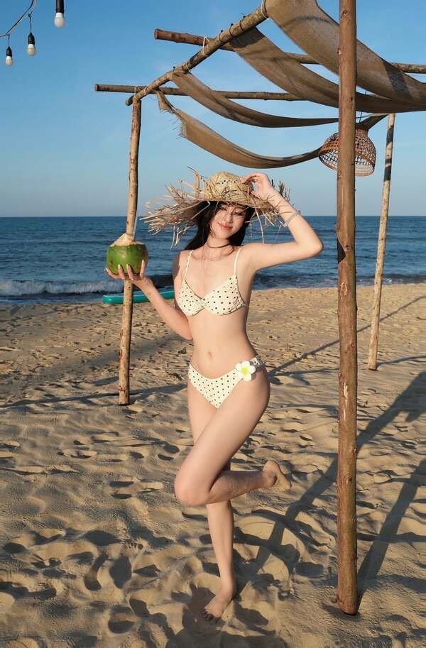 gái xinh mặc bikini trắng 19
