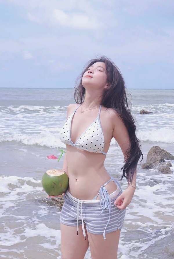 gái xinh mặc bikini trắng 20