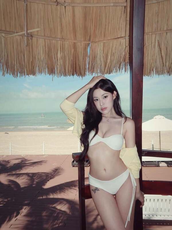 gái xinh mặc bikini trắng 25