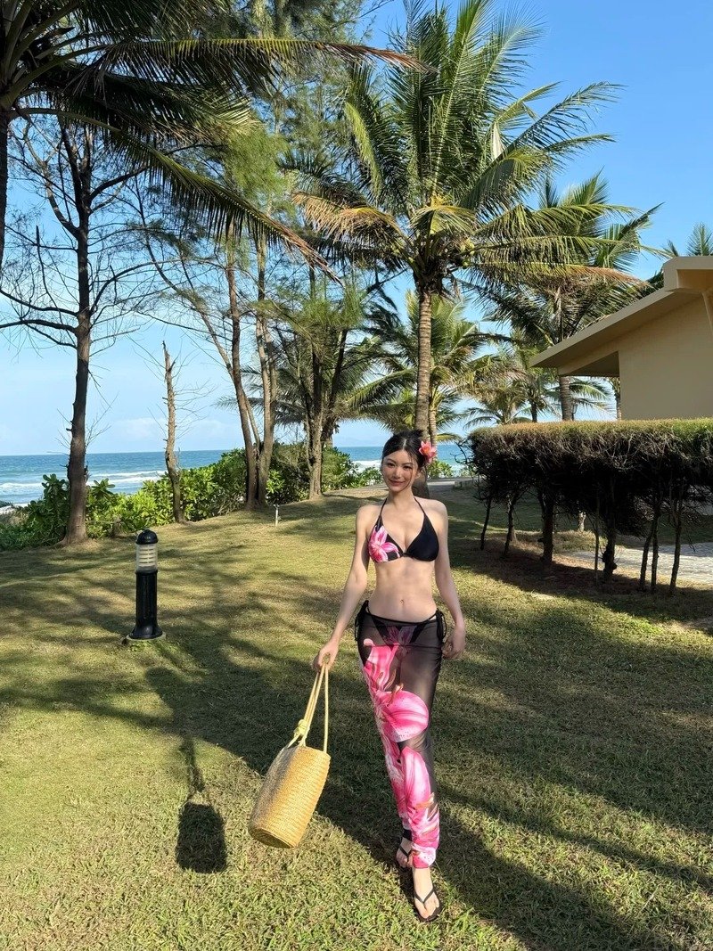 gái xinh việt nam mặc bikini đi biển 3