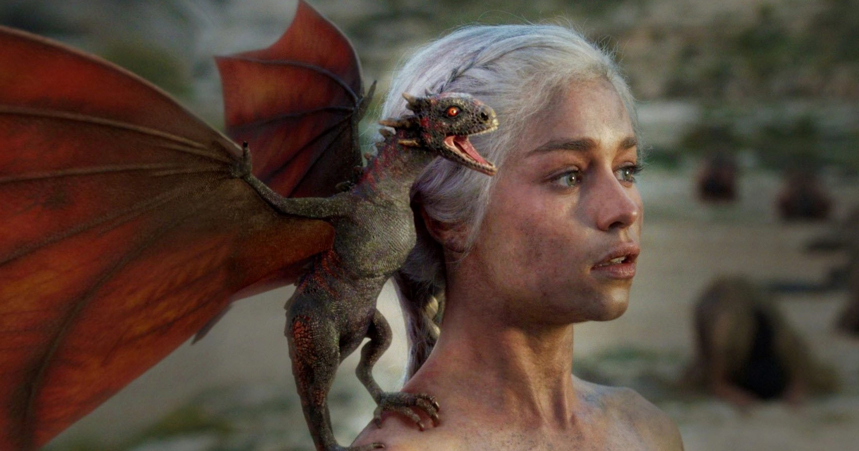 Daenerys Targaryen bên cạnh những con rồng