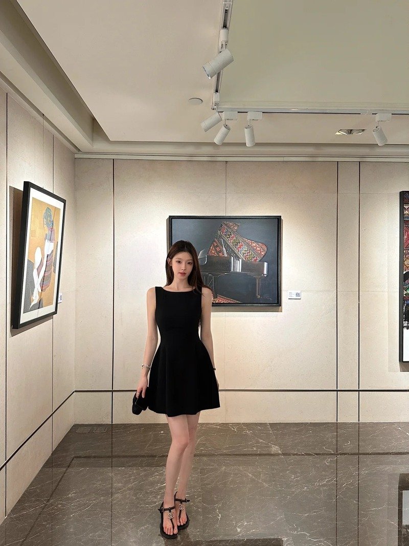 gái xinh mặc váy ngắn đen 18