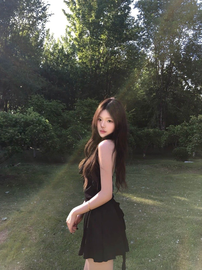 gái xinh mặc váy ngắn đen 20