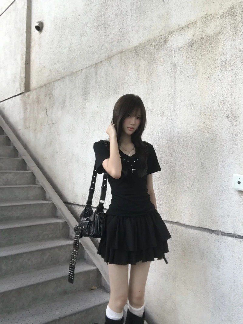 gái xinh mặc váy ngắn đen 21