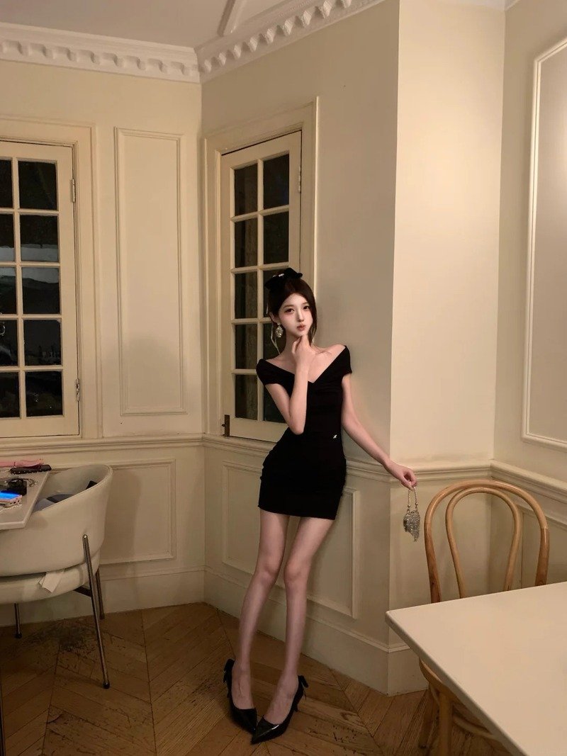 gái xinh mặc váy ngắn đen 4