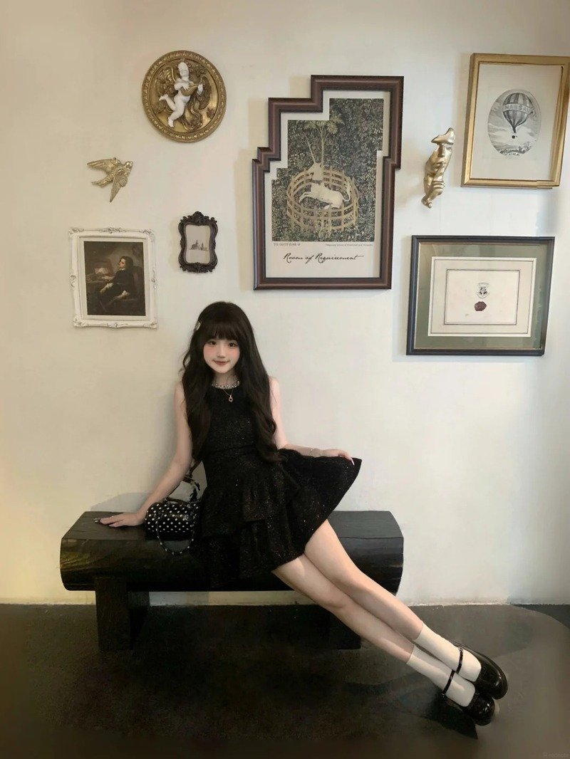 gái xinh mặc váy ngắn đen 5
