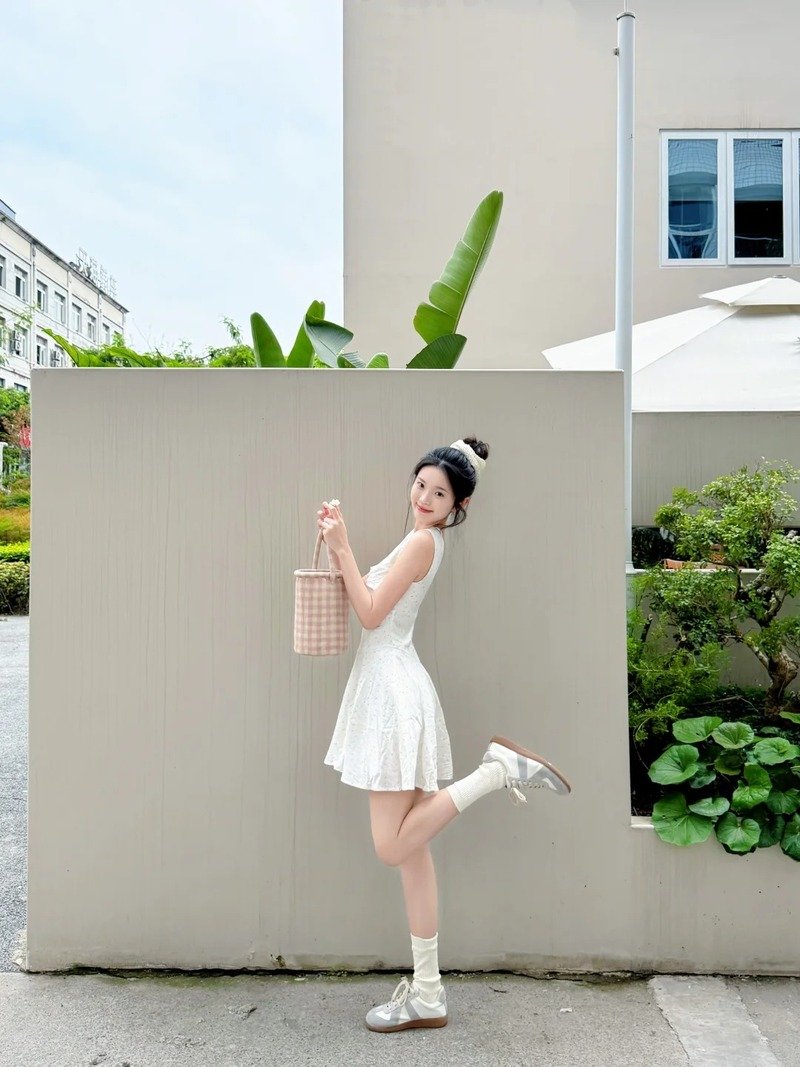 gái xinh mặc váy ngắn trắng 1