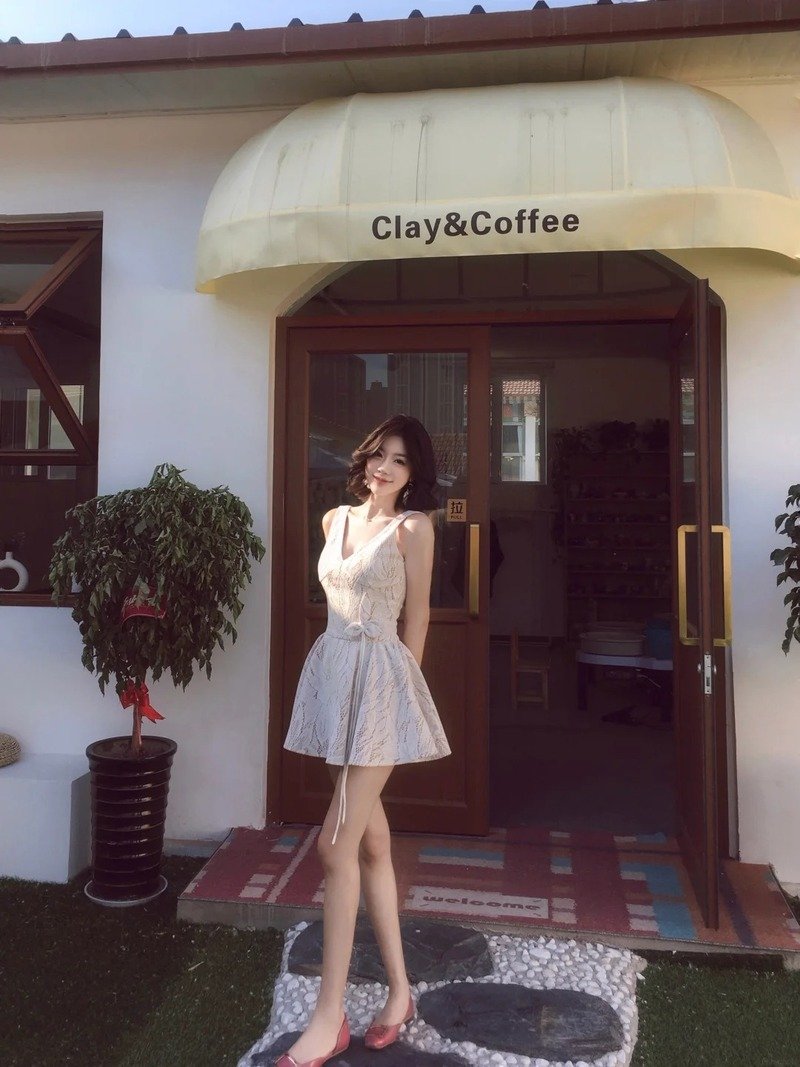 gái xinh mặc váy ngắn trắng 10