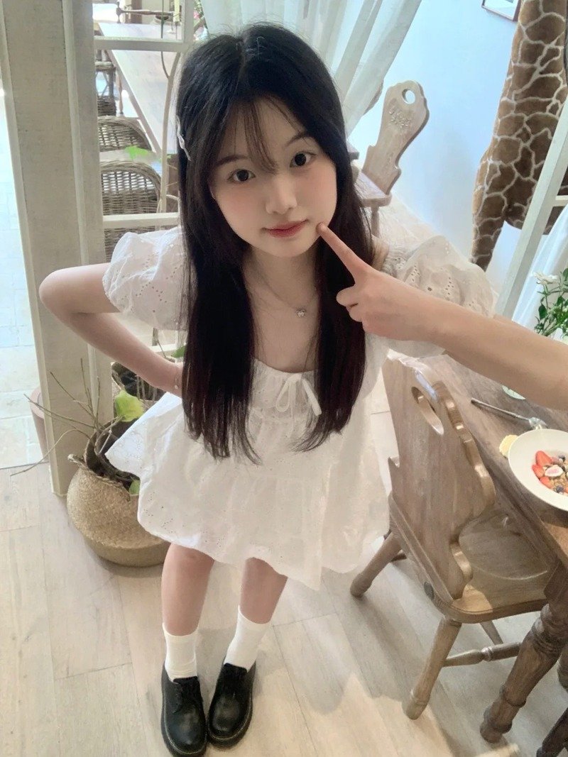 gái xinh mặc váy ngắn trắng 7