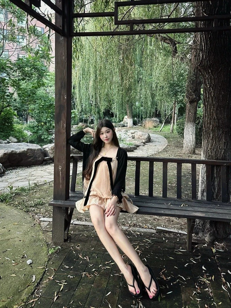 gái xinh mặc váy siêu ngắn 28